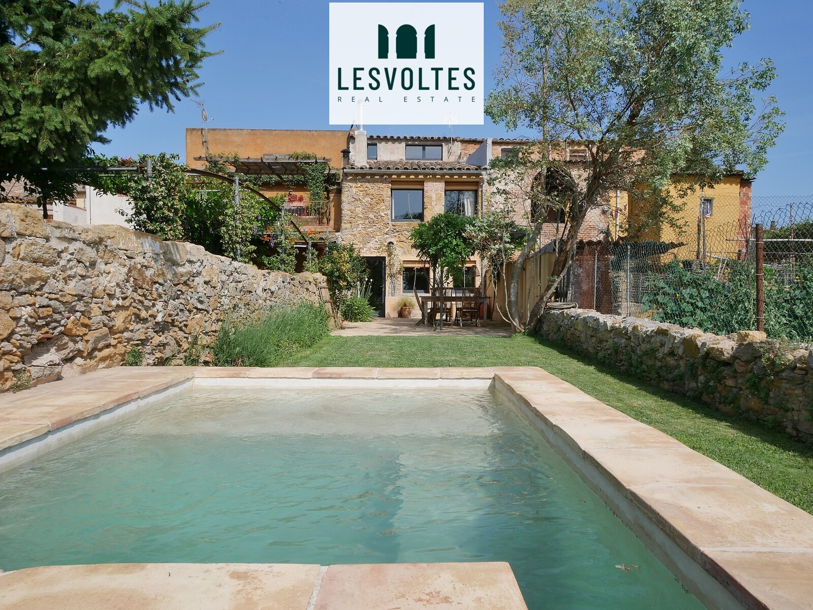ACOLLIDOR HABITATGE ADOSSAT DE 216 M² AMB JARDÍ I PISCINA TIPUS PLUNGE POOL, EN VENDA A LA BISBAL D’EMPORDÀ.