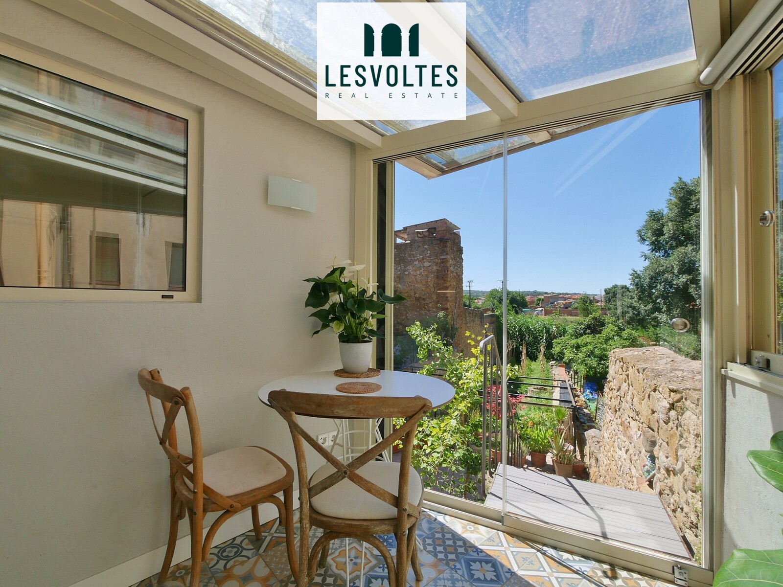 ACOGEDORA CASA DE PIEDRA CON DIFERENTES TERRAZAS, JARDÍN Y PEQUEÑO GARAJE EN VENTA EN LA BISBAL D'EMPORDÀ