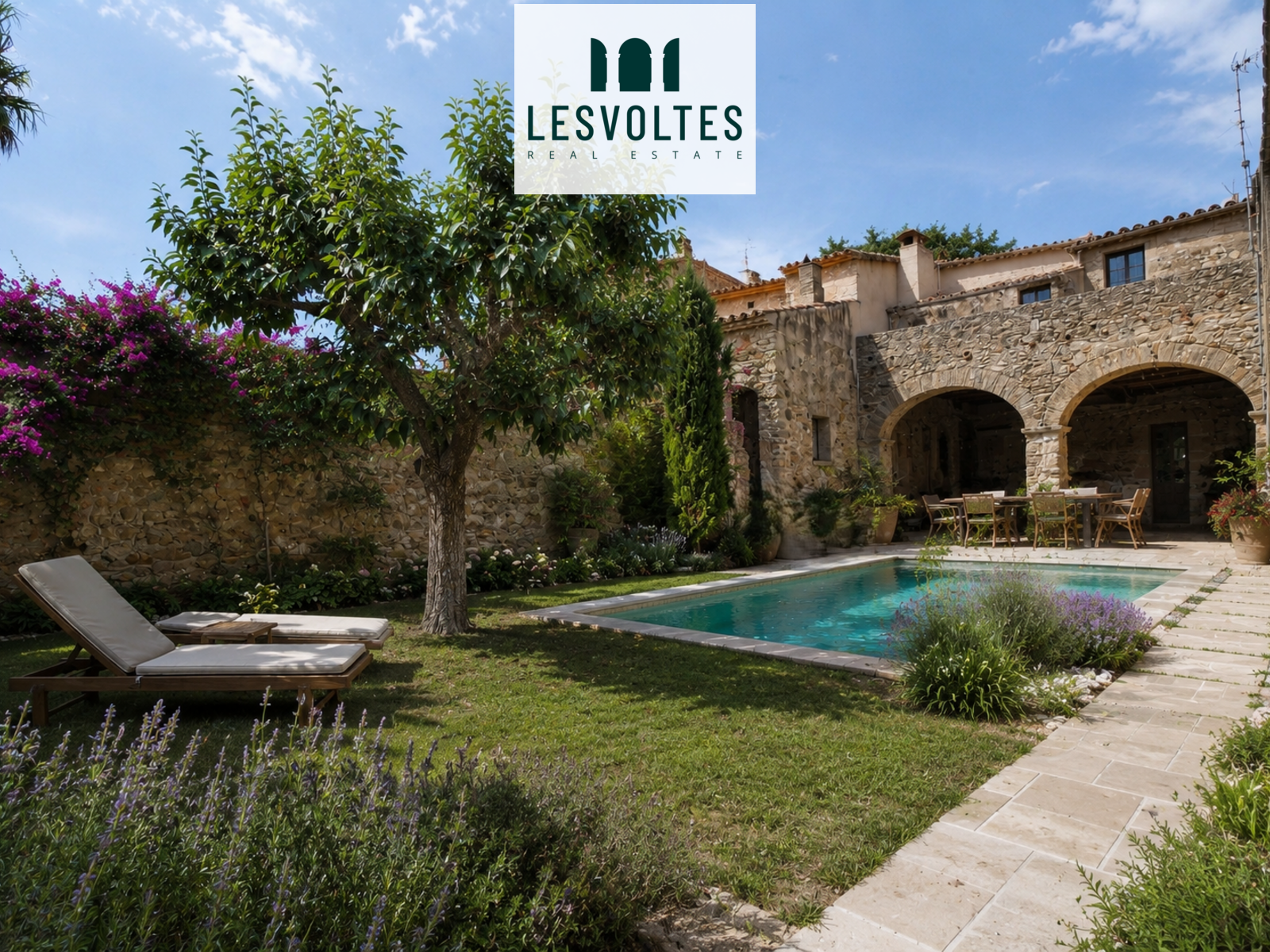 CASA DE PIEDRA CON ENCANTO, PARA REFORMAR, CON AGRADABLE Y SOLEADO JARDÍN EN VENTA EN EL CORAZÓN DE LLOFRIU