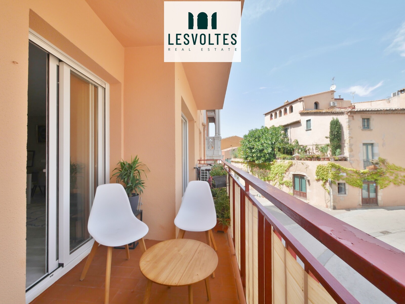 RENOVATED FLAT IN THE HISTORIC CENTRE, WITH VIEWS OF THE CHURCH