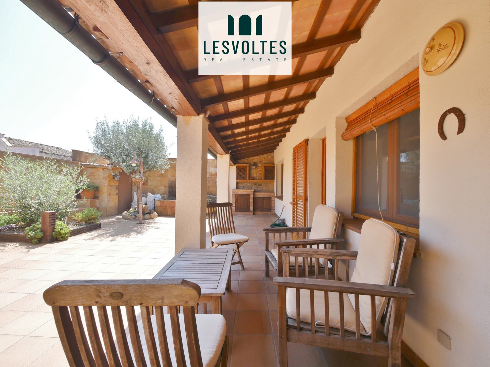 CASA REFORMADA EN MONT-RAS CON PATIO, GARAJE Y TERRAZA SOLÁRIUM CON VISTAS AL PUEBLO