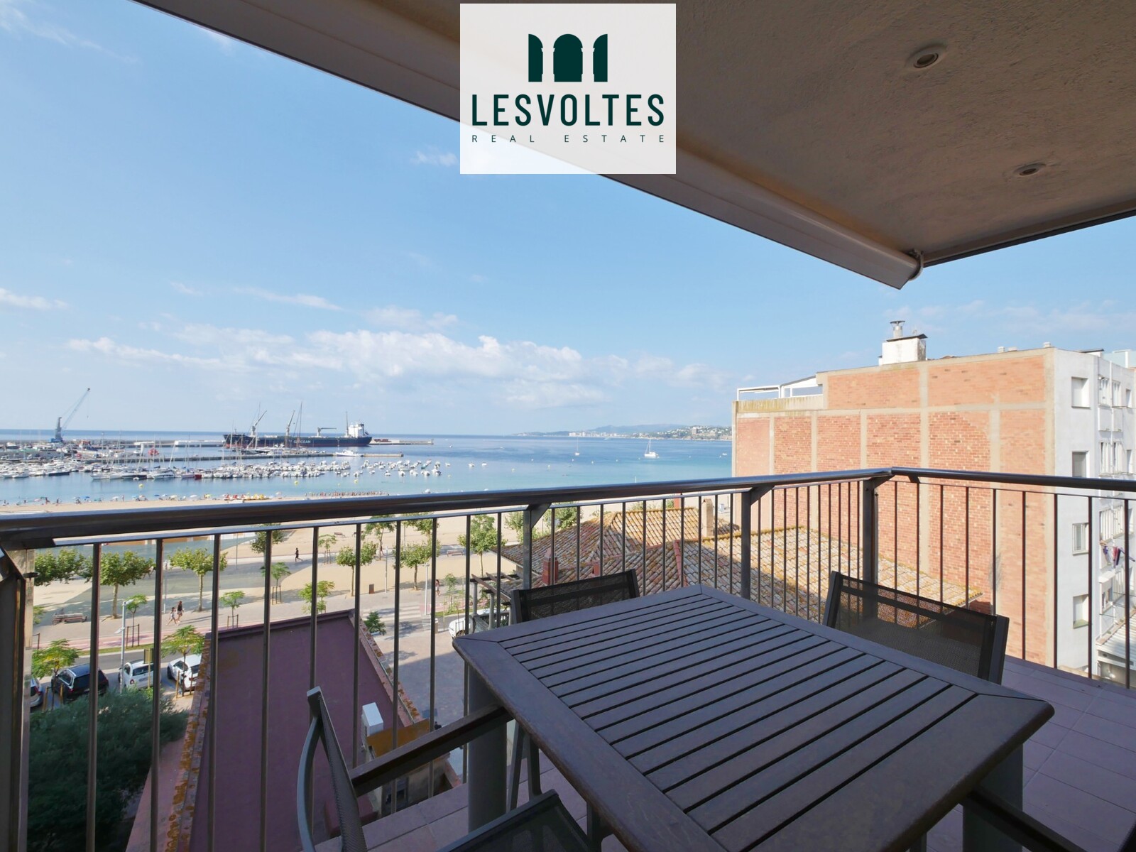 MAGNIFICIENT FLAT WITH VIEWS OF THE SEA AND THE MARINA ON THE PASEO DE PALAMÓS, RIGHT IN THE HEART OF THE TOWN