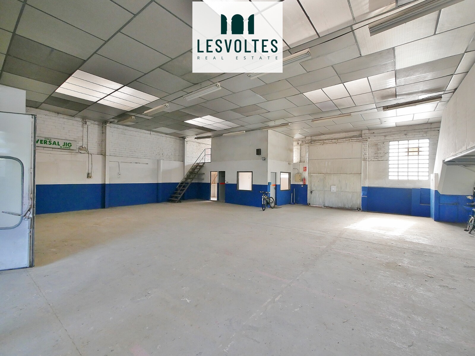 NAVE INDUSTRIAL DE 266 M², CON PARCELA DE 897 M², EN VENTA EN LA BISBAL D’EMPORDÀ.
