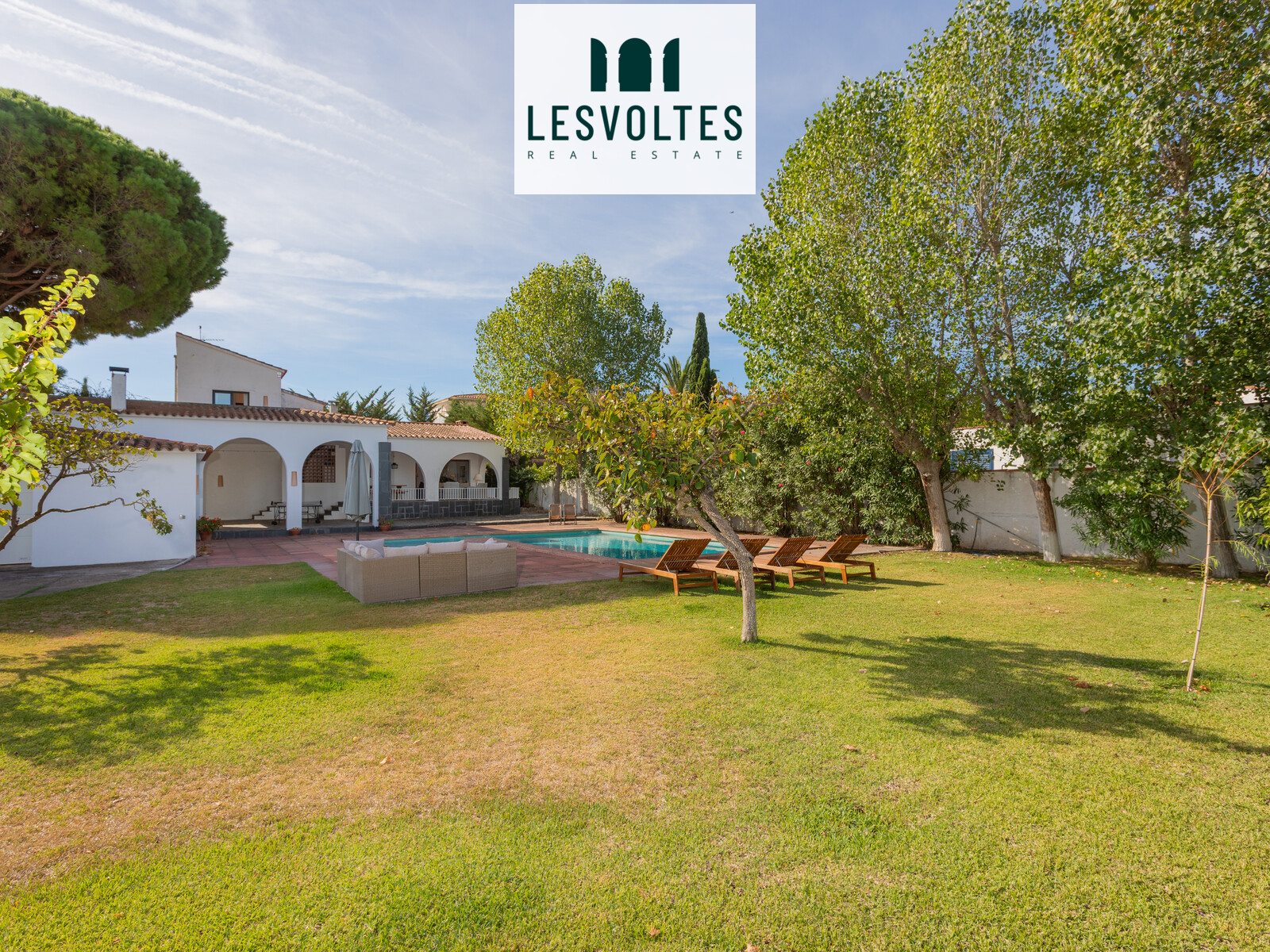 CASA CON GRAN JARDÍN, PISCINA, PISTA DE TENIS Y LICENCIA TURÍSTICA EN VENTA EN L’ESCALA